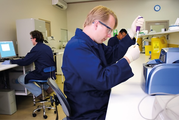 cientificos de DNA Solutions